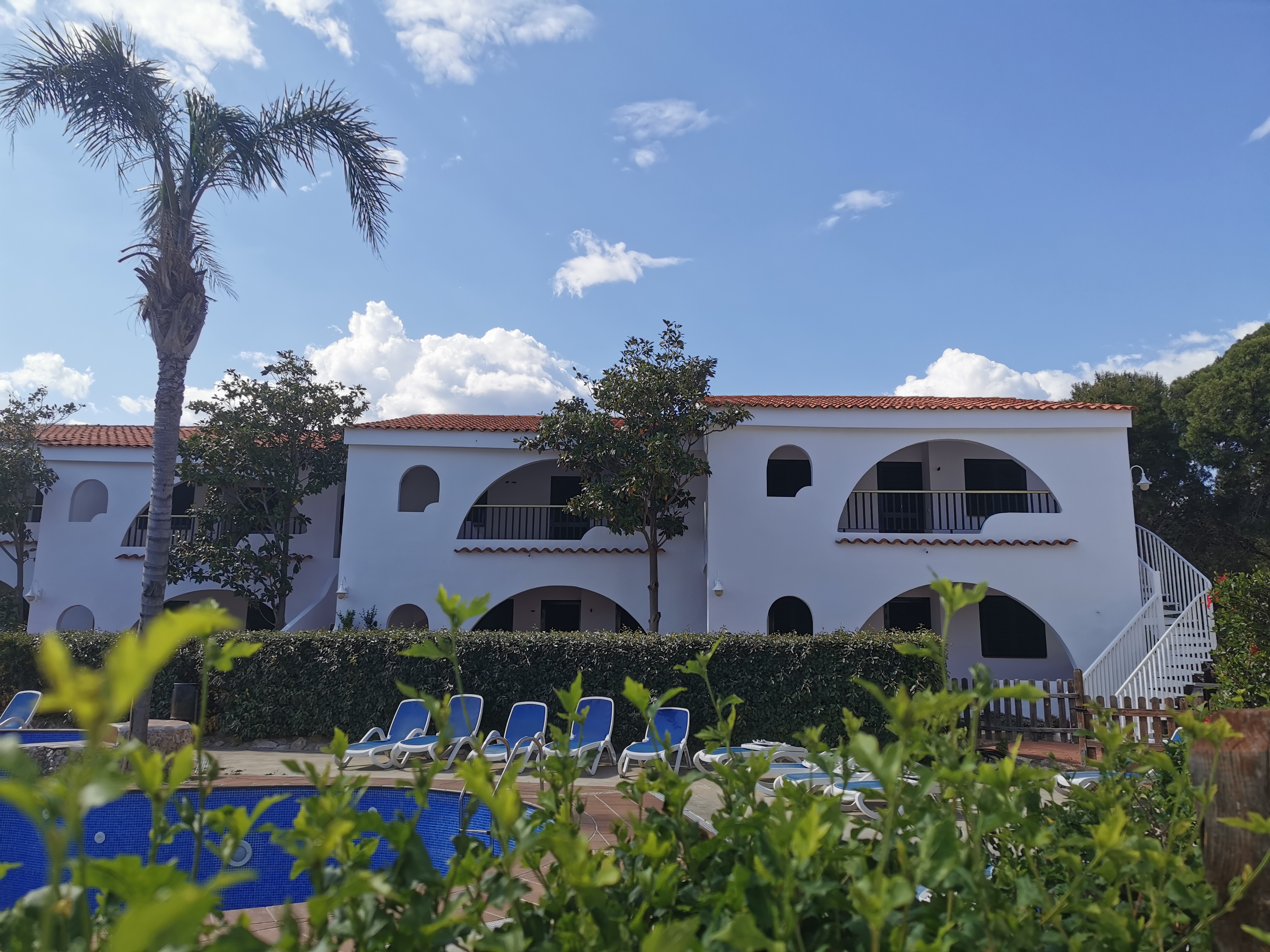 Apartamentos doradas con piscina